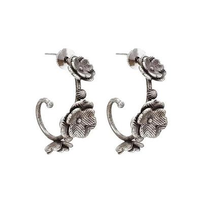 Oxidierte Creolen mit Rosenmotiv