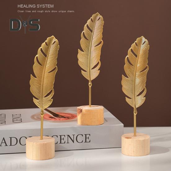 Goldene Ginkgoblatt-Dekoration mit Holzsockel, Metallfederblätter, Schneeflockenfigur, Statue, Skulptur, Home-Office, Wohnzimmer, Schreibtisch-Ornament