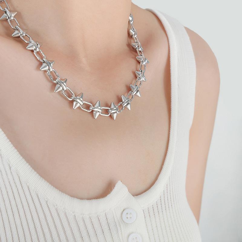 Collana con rivetto punk hip hop a forma di giunzione, vento neutro, in acciaio al titanio, regina madre occidentale, personalità versatile, catena per clavicola da donna