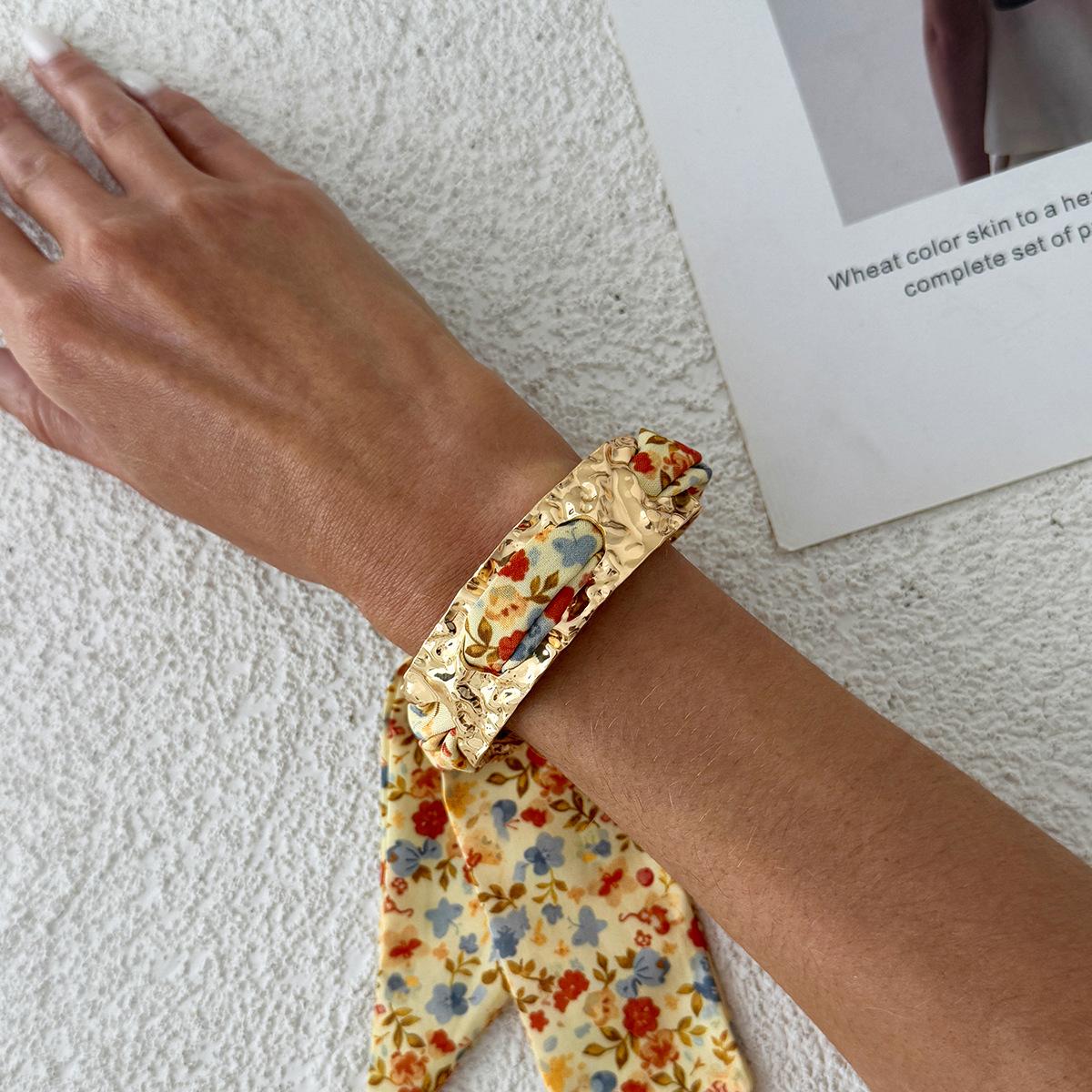 

Retro Chic Style Metal Hammer Patterned Bangles for Women Fashion Leopard Print Colorful Silk Scarf Adjustable Bracelet Jewelry червоний