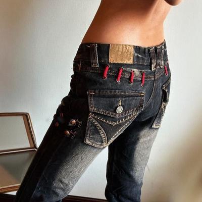 Niedrig geschnittene verwaschene Denim Schlagjeans mit Nieten und Kreuzschnürung Damen Vintage Stil