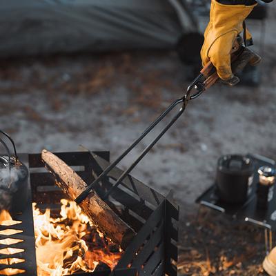 Uhlíkové ocelové kleště na dřevěné uhlí Outdoorové kempingové pohrabáče s koženým krytem Klip na oheň na táborák Nástroj na grilování s dlouhou rukojetí proti opaření