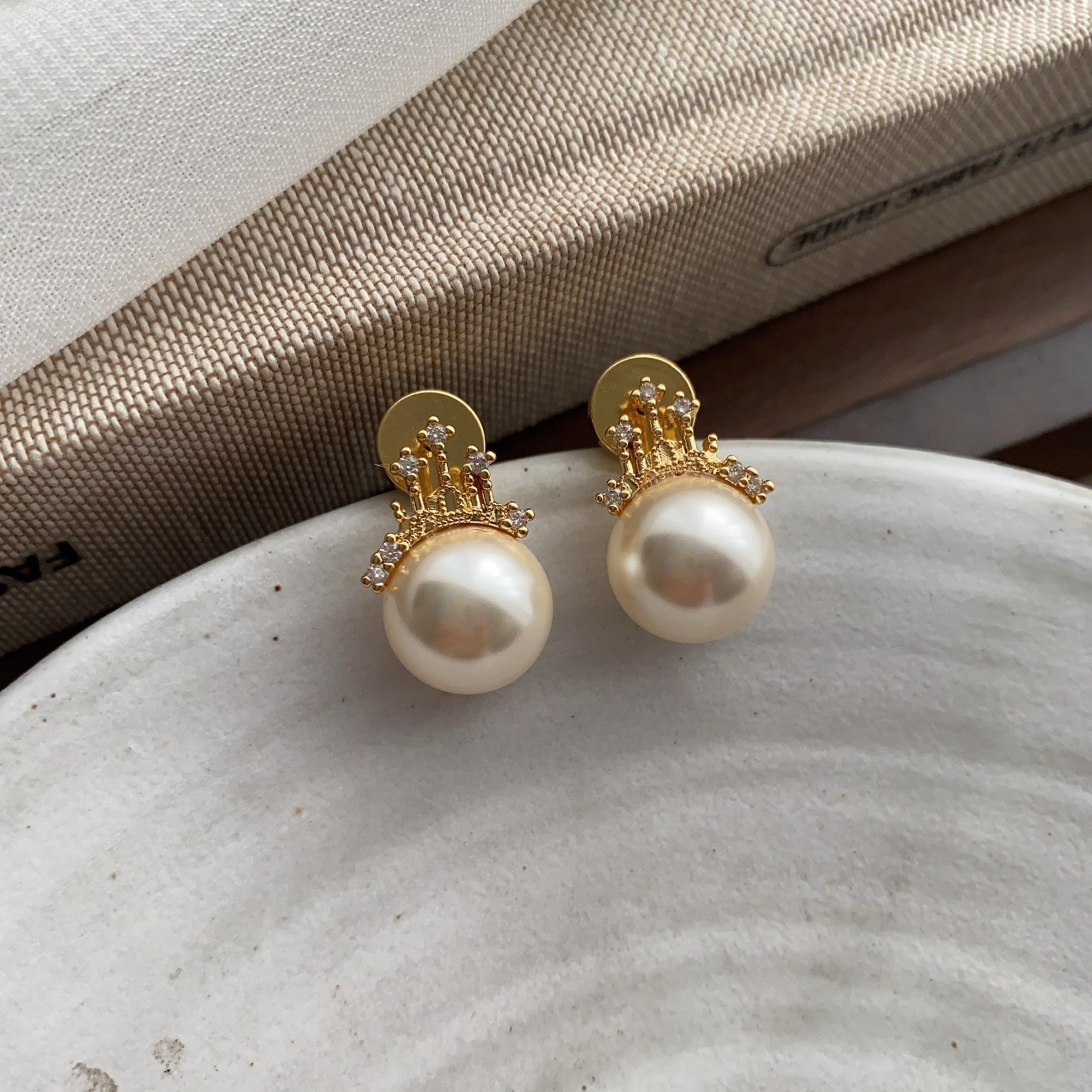 

Castle bead stud earrings, new exquisite temperament, fashionable and elegant niche design, light luxury earrings, earrings for women