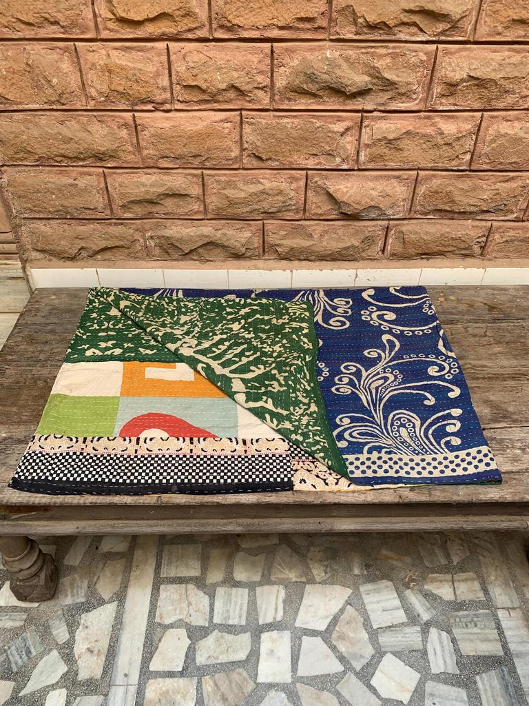 Handgefertigte Kantha-Steppdecke: Grüne Florale Vintage Sari Überwurfdecke