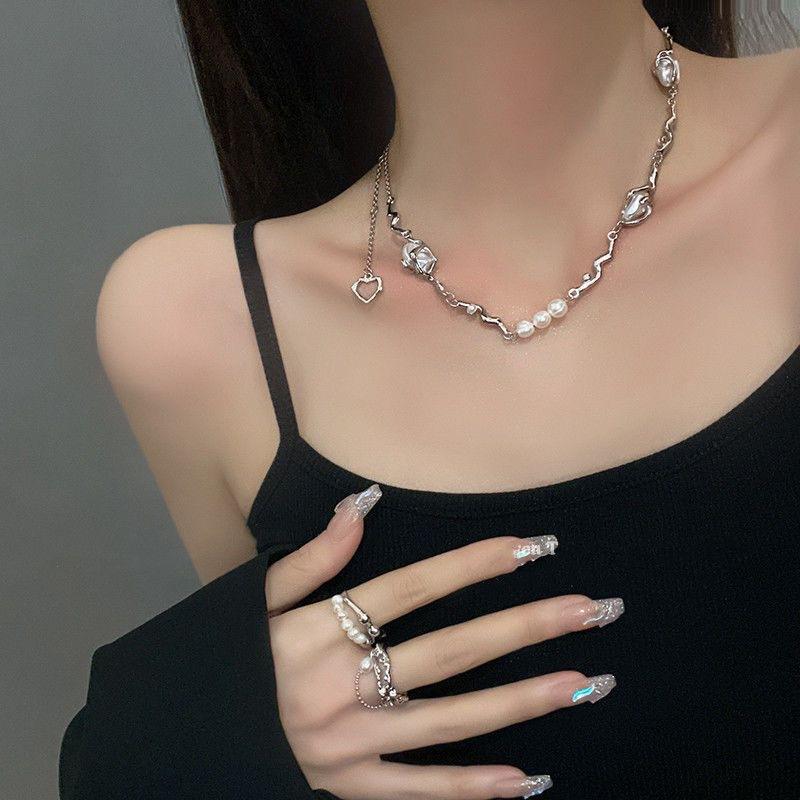 

Pearl necklace female versatile niche design high sense light luxury collarbone chain love pendant jewelry
