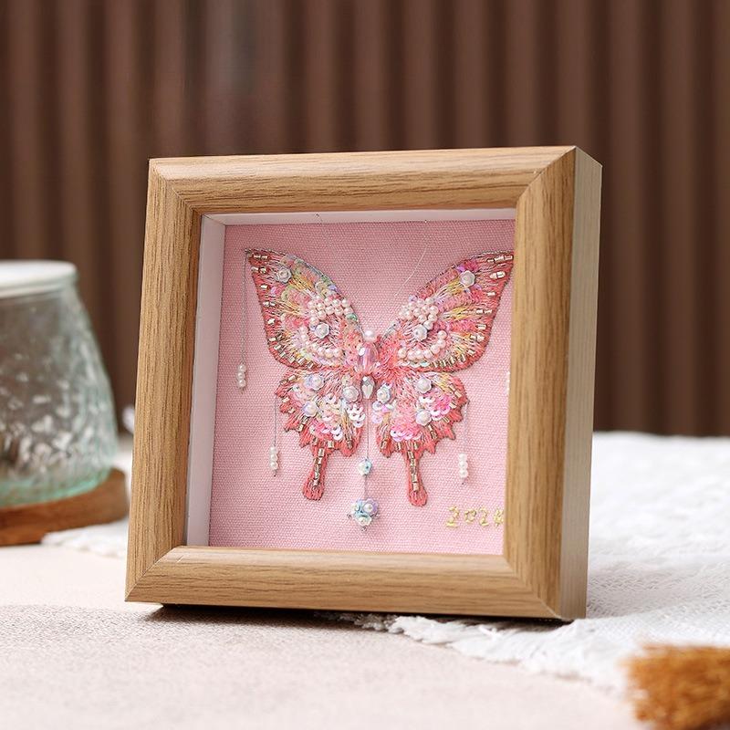Handmade embroidery DIY material package embroidery, handmade embroidery beads embroidery, novice photo frame painting