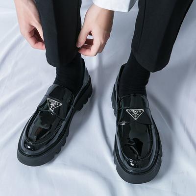 Zomerse glanzende kleine leren schoenen ademend Brits verhogend leren schoenen heren trend met dikke zolen voetvolgend casual loafers