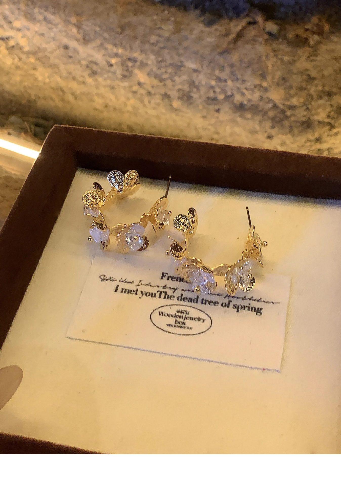 Silver needle zircon pleated flower C-shaped stud earrings niche fashion exquisite versatile earrings light luxury high-end earrings women