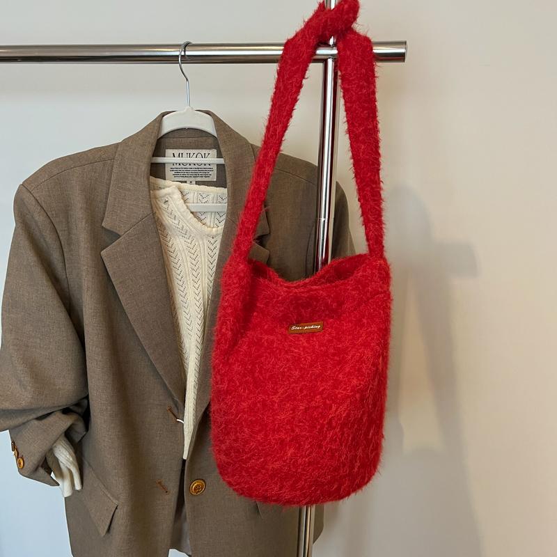 Japanese ins wind plush cute bucket bag autumn and winter new casual large-capacity niche shoulder messenger bag