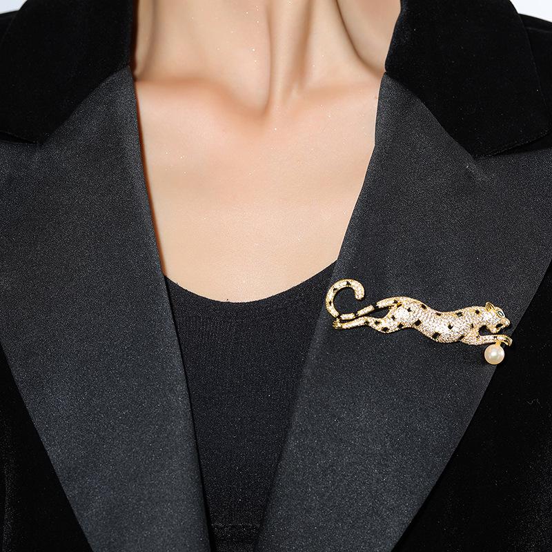 Western Liang Leopard Brooch: Zircon & Freshwater Pearl Pin
