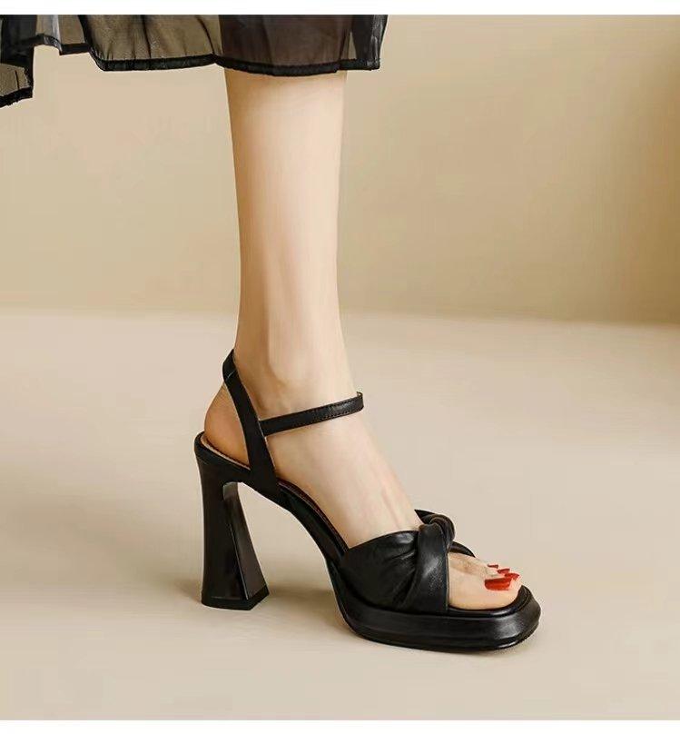 

Модные и стильные, легко контролировать, красивый толстый каблук, резиновая односимвольная пряжка, высокий каблук (6-8см) роса 34 чёрный