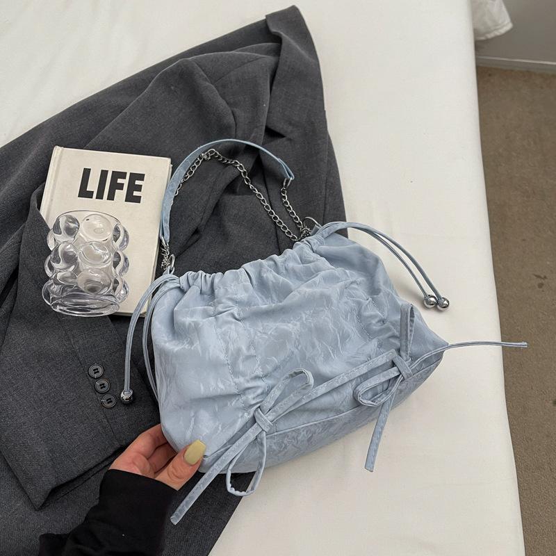 

Трендовая и модная сумка-тоут на цепочке большой вместимости 2025 осень-зима простая плиссированная сумка-мессенджер на плечо с бантом синий