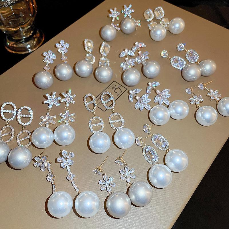 Orecchini a lobo geometrici a forma di fiore in zircone e perla stile coreano – Design elegante e di alta gamma per donna