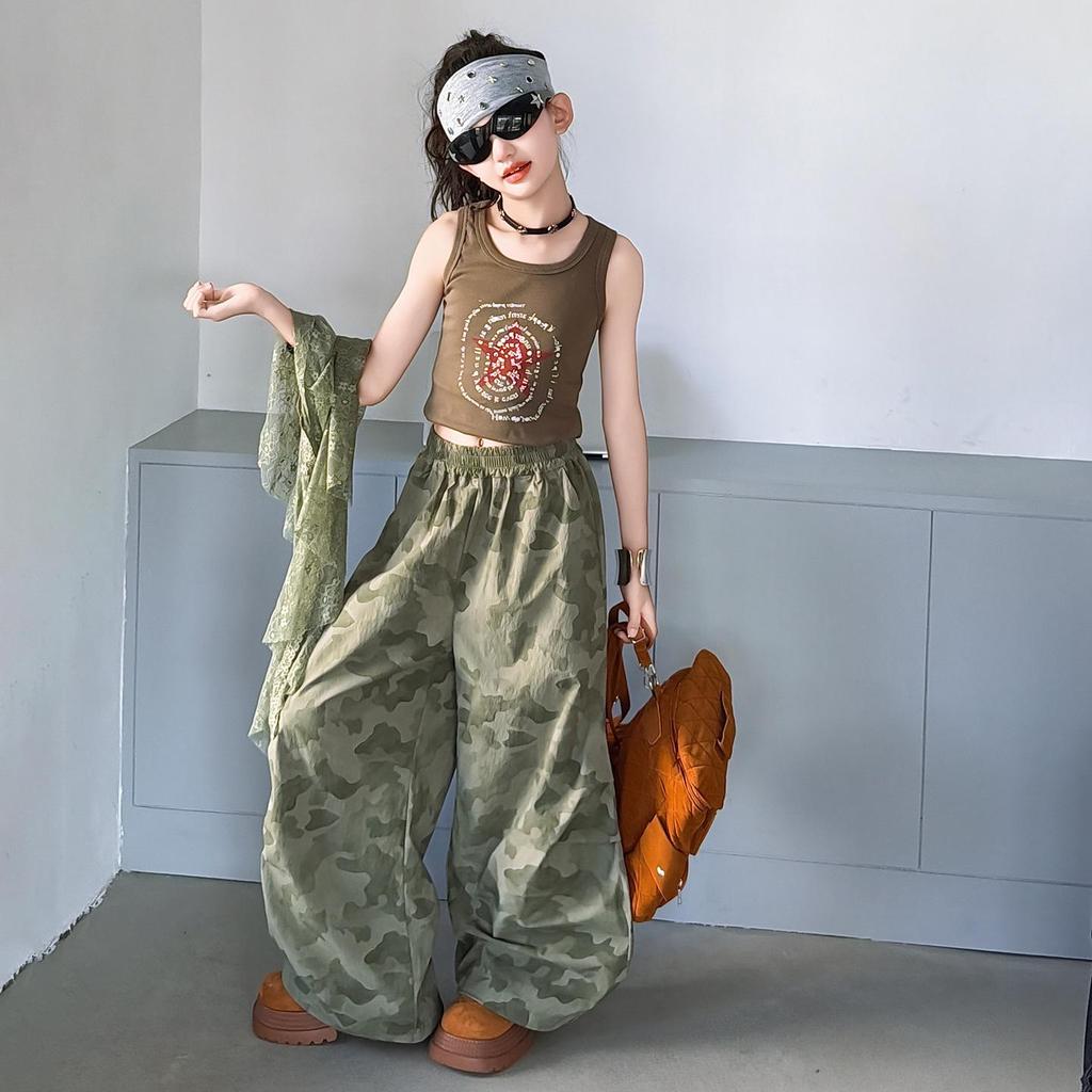 Dívčí americký styl: Vesta a široké kalhoty s maskáčovým vzorem - Trendy letní outfit pro street dance s krajkovým přehozem.