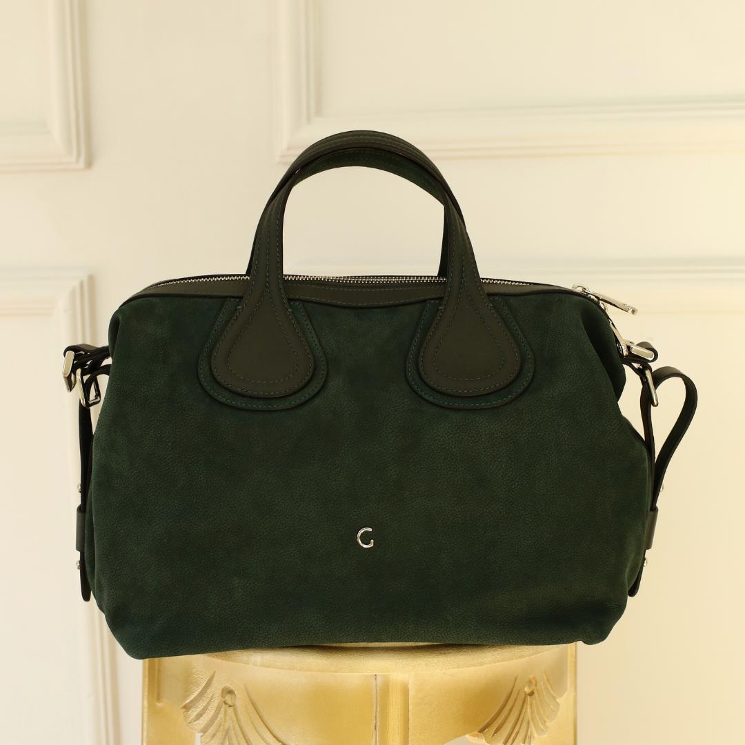 

Модель женской сумки из натуральной кожи ограниченного выпуска