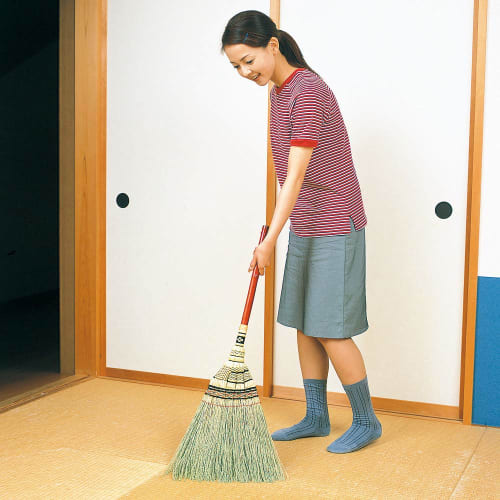 Azuma Industries Takumi Broom, Short Handle, Handwoven Tatami Broom Made with Broom Grass, Utilizing the Quality of the Material for a Comfortable Swe