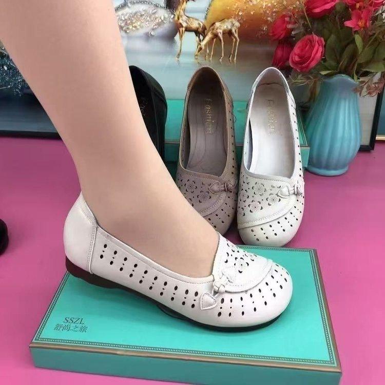 Women's shoes flat sandals 2025 summer hole shoes hollow breathable soft sole middle-aged and elderly single shoes mother non-slip sandals