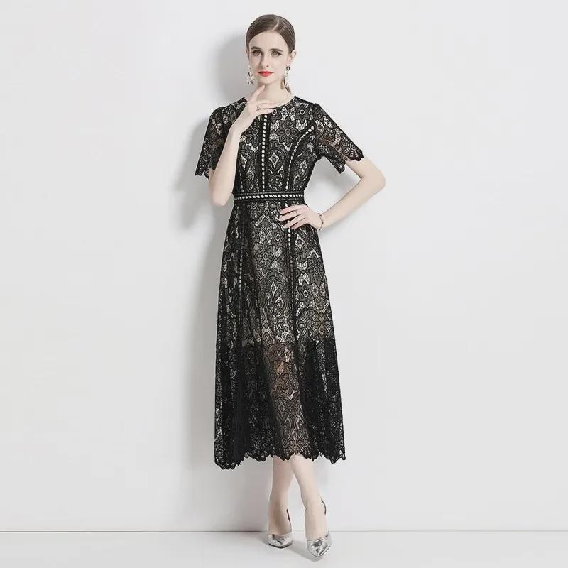 Dlouhá sukně ve francouzském stylu, sešitá z krajky rozpustné ve vodě, s úzkým kulatým výstřihem a velkým rozsahem.