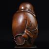 Sieben Glücksgötter Schmuckstück Holzschnitzerei Hotei Buchsbaumholz Antikfarben Buddha Statue Mini Hotei Schmuckstück Geldglück Amulett 8cm x Breite 5cm x Tiefe
