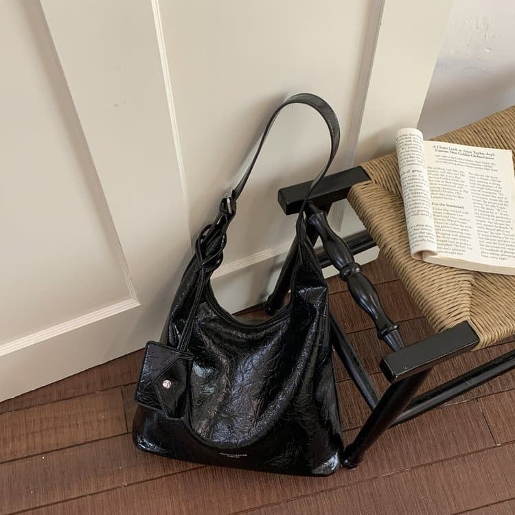 Блестящая плиссированная сумка-тоут женская однолямочная сумка под мышку чёрный