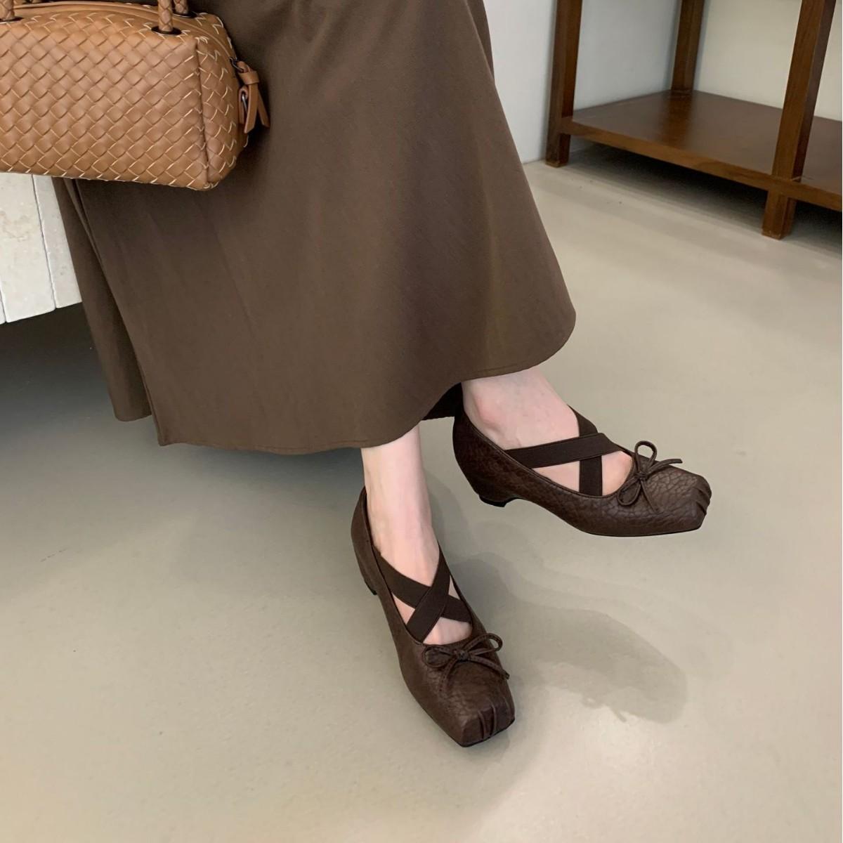 

2025 new autumn and winter square head pig nose with elastic band bow inner slope heel ballet shallow mouth women s single shoes 39 кофейный