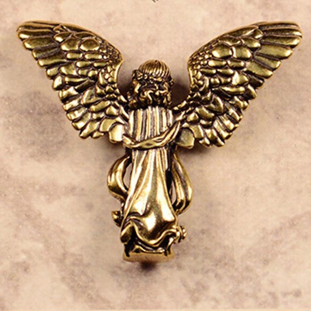 Vynikající mosazná soška anděla dodává každému prostoru nádech sofistikovanosti svými složitými detaily. Mosazná ozdoba