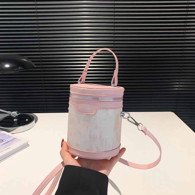 

This year s popular handbag women s 2025 new fashionable and beautiful casual bucket bag niche design messenger bag розовый