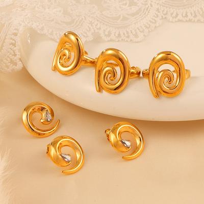 Orecchini con filo rotante in acciaio al titanio placcati in oro, con design semplice e incrostato di diamanti, set di gioielli resistenti alla luce, in Giappone e Corea del Sud