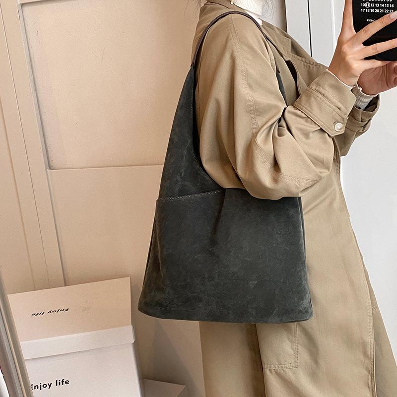 

Модный тренд этого сезона осень-зима простая треугольная сумка-тоут большой вместимости женская на плечо подмышку 33*12*48 серый