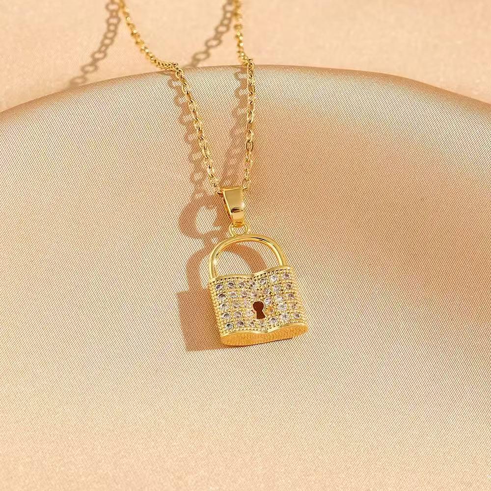 Vintage Titanium Steel Women's Pearl Pendant Necklace - Light Luxury Clavicle Chain