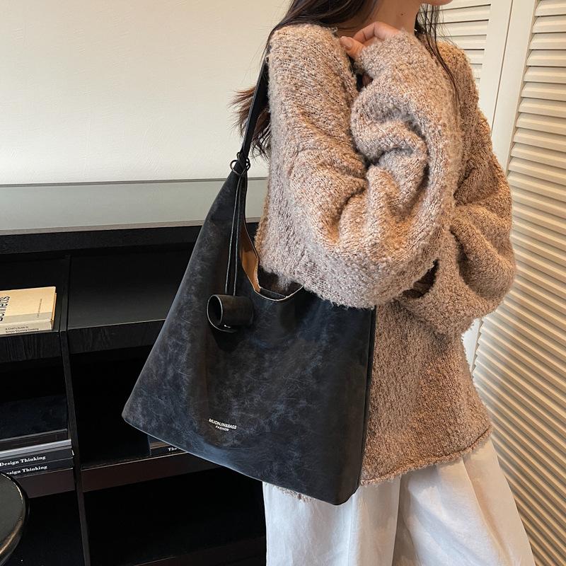 Retro tote bag women's large capacity 2025 new autumn and winter versatile simple shoulder bag casual work commuter bag