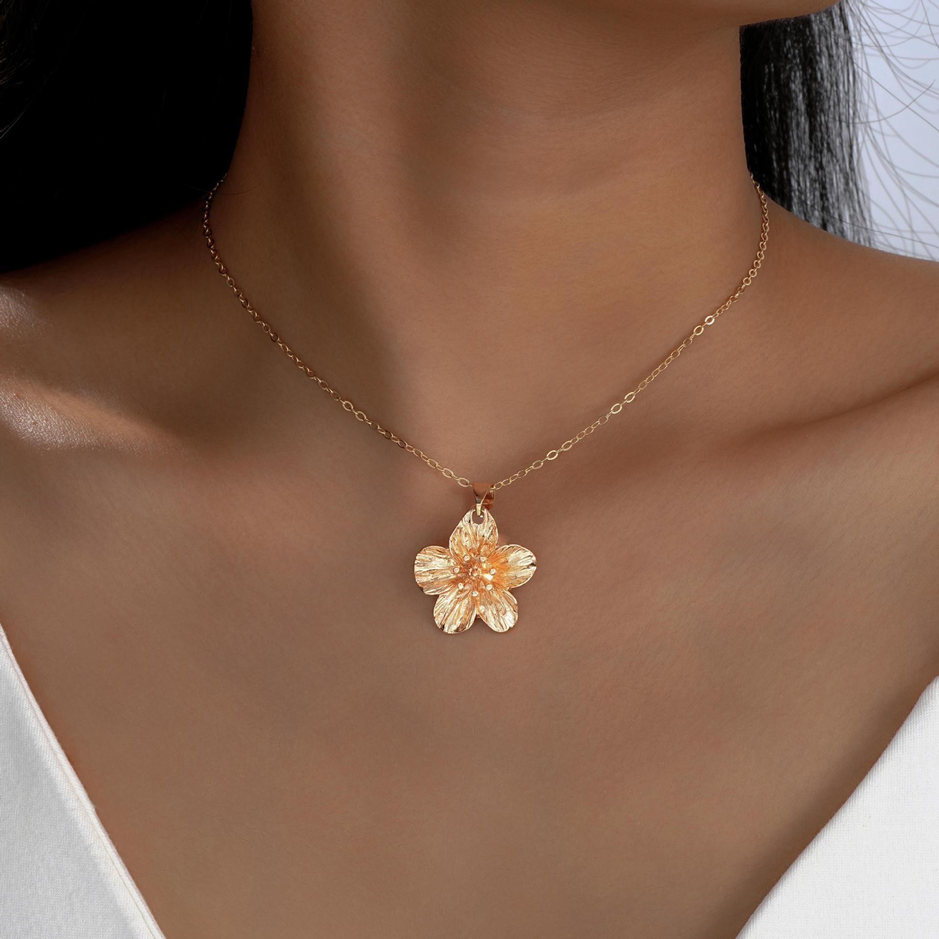 

2pcs Retro Gold Color Flower Pendant Necklaces for Women Simple Elegant Snake Chain Necklace Set Fashion Aesthetic Charm Jewelry