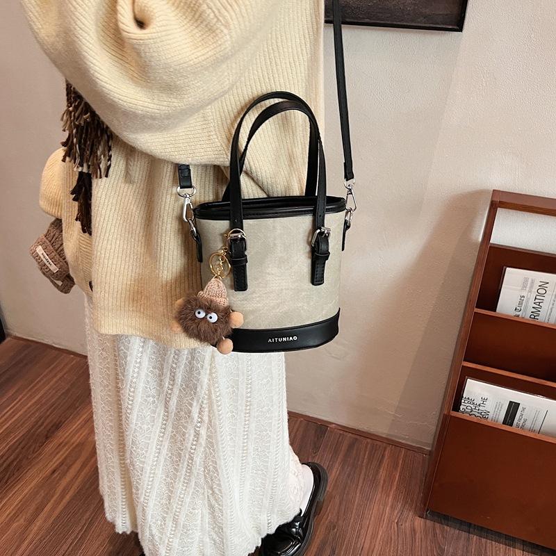 This year, popular small bags are women's autumn and winter versatile 2025 new popular single shoulder women's portable bucket bag messenger bag