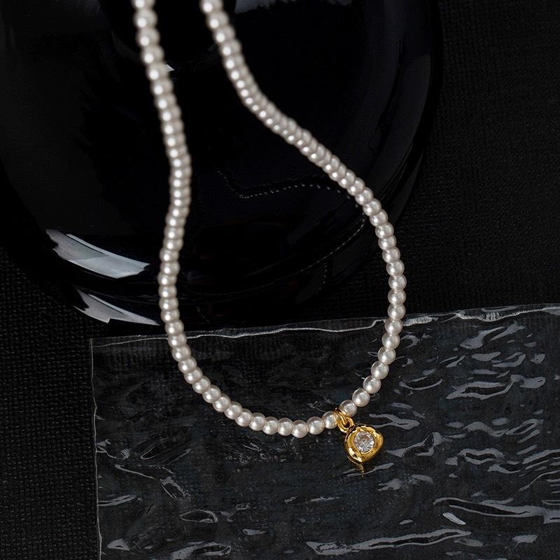

NK-177: Small Square Pendant Pearl Necklace - Short, Stylish, and Versatile Luxury Jewelry