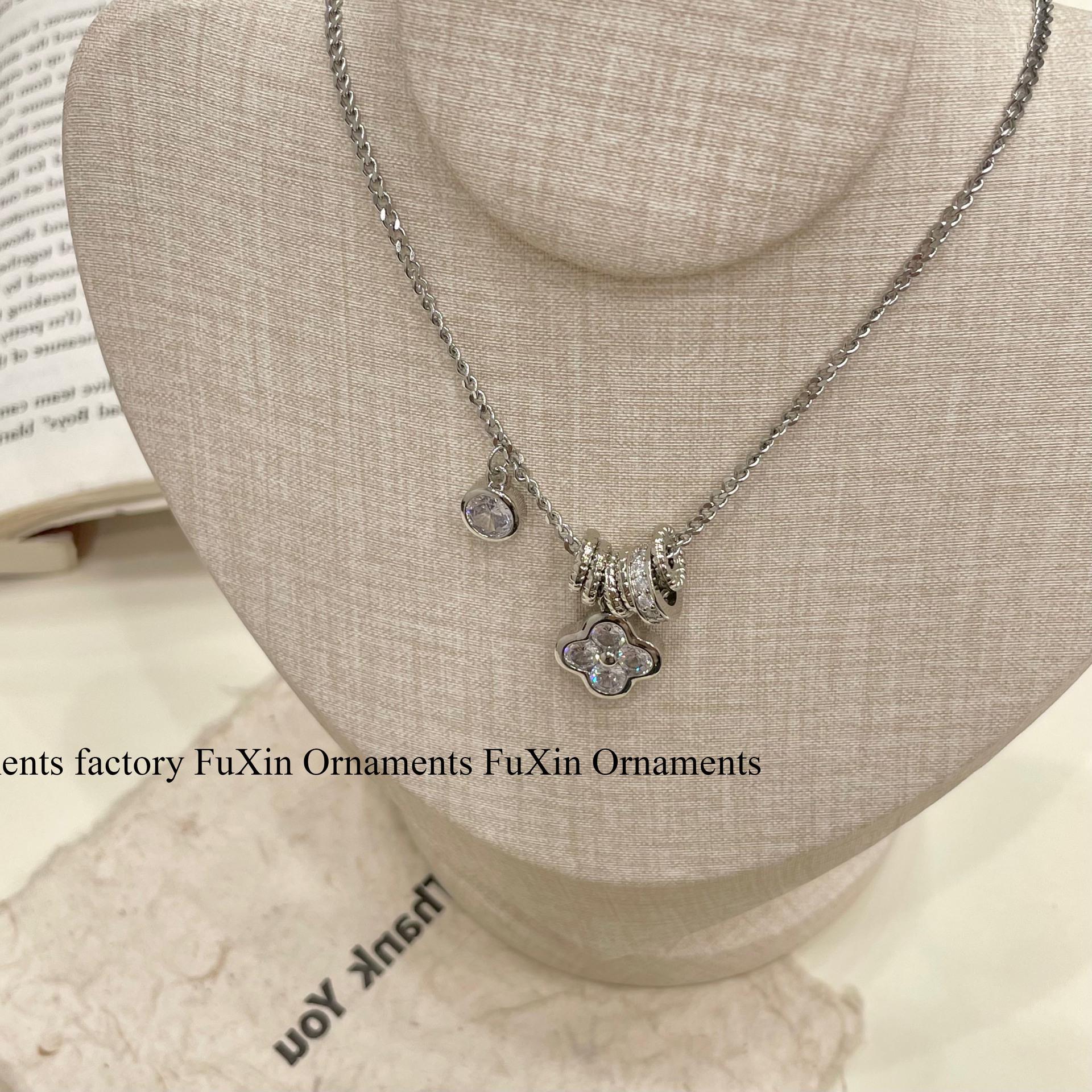 

2024 Изысканное универсальное высококачественное ожерелье с четырьмя листьями для женщин - новая модная цепочка на ключицу в китайском стиле