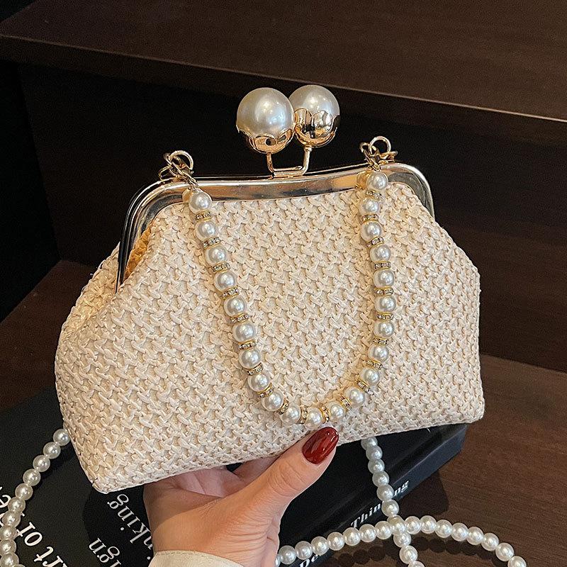 New design fashionable straw woven pearl portable dinner bag personalized mix and match style casual personality messenger women's bag