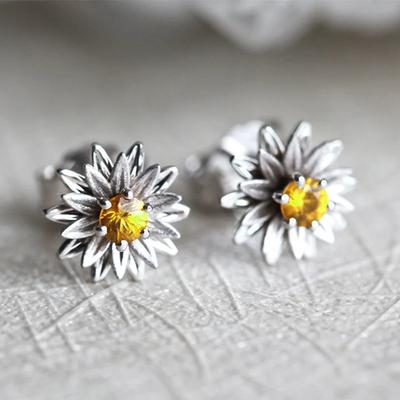 Orecchini a lobo Huitan con Fiore Fantasia per Donna Metallo Colore Argento/Colore Oro Moda Moderna Accessori Femminili Squisiti