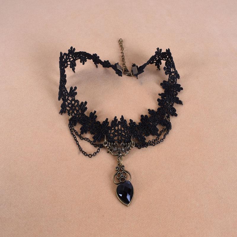 Pandantiv în formă de inimă pentru claviculă cu împletitură de dantelă