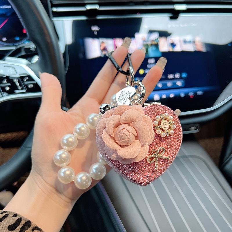 

Бриллиантовый брелок Camellia Love и складное зеркало