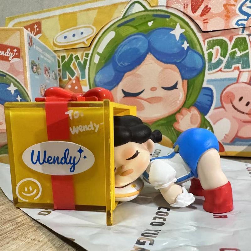 

Today, Xiao Que Is Fortunate To Be A Dream Collector, Giving Gifts, Ornaments, Figurines, Toys, And Figurines