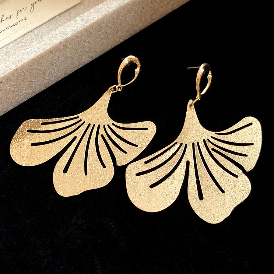 

European and American silver needle metal pleated maple leaf earrings light luxury high-end stud earrings retro fashion simple earrings women