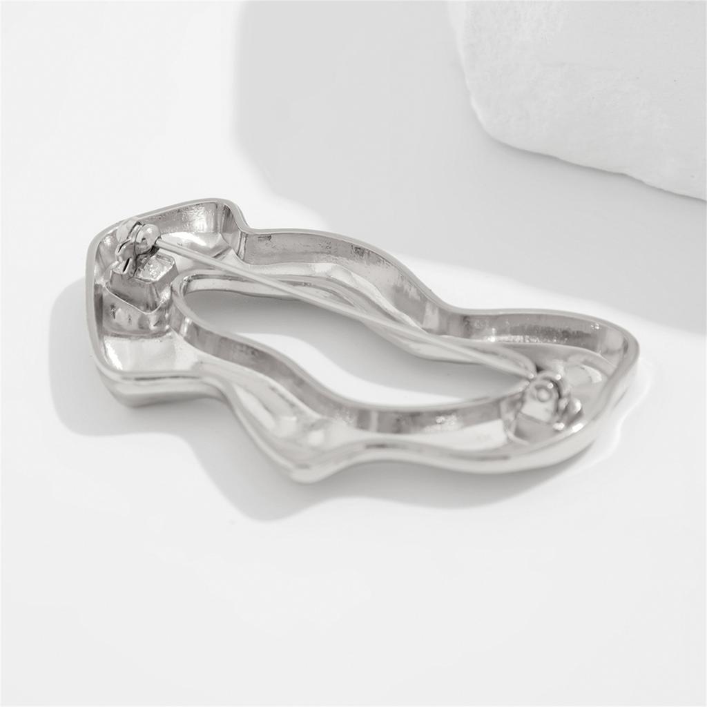 Elegant legeringsbrosch med intrikat ihålig design Unikt kavajnålssmycke Perfekt för fester och daglig pendling