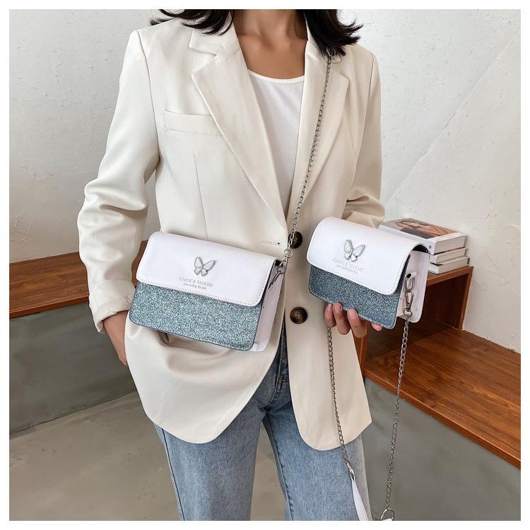 Женская однотонная квадратная сумка с цепочкой — фото 9