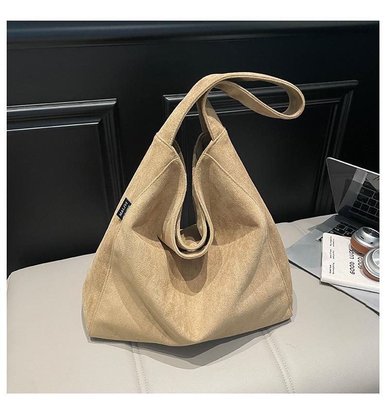 

2025 новая ретро фланелевая сумка женская большой вместимости модный тренд осенняя сумка через плечо ленивый ветер сумка-тоут прилив верблюд