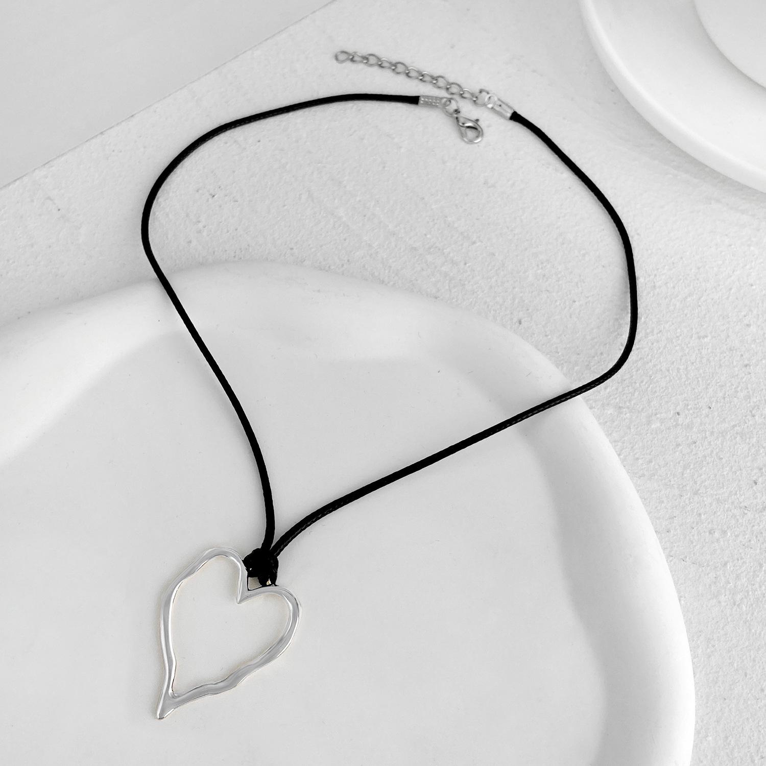 

European-American Geometric Irregular Heart Hollow Pendant Oval Wax Rope Necklace
