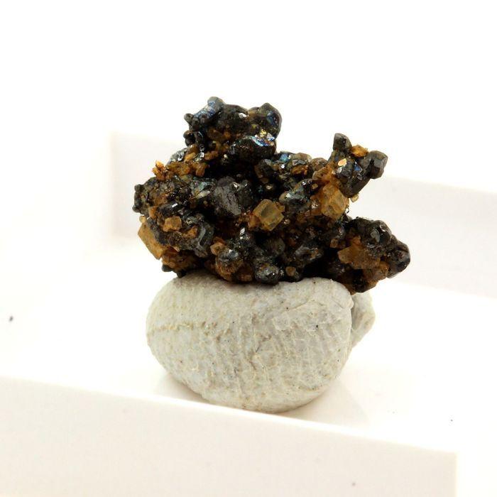 Pierres et Minéraux. Tetrahedrite + Dolomite. 11.0 ct. Mésage Mine, Saint-Pierre-de-Mésage, France.