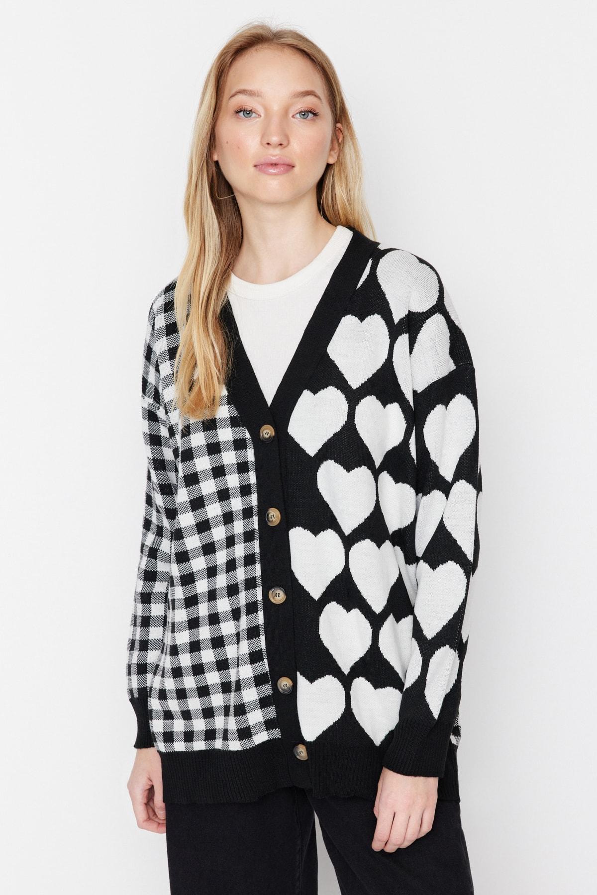 

Черная футболка-кардиган с V-образным вырезом и рисунком TCTAW22TH0081..