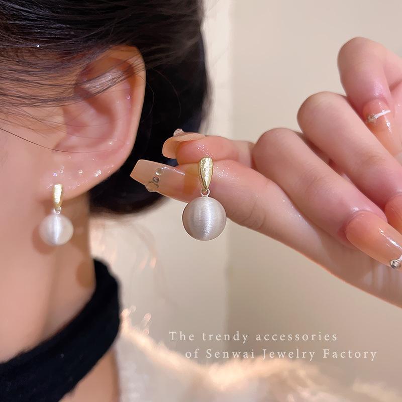 Niche Matte Brushed Metal Ball Stud Earrings for Women, Cold Wind, Simple and Advanced Earrings, Popular Korean Contrasting Color Earrings