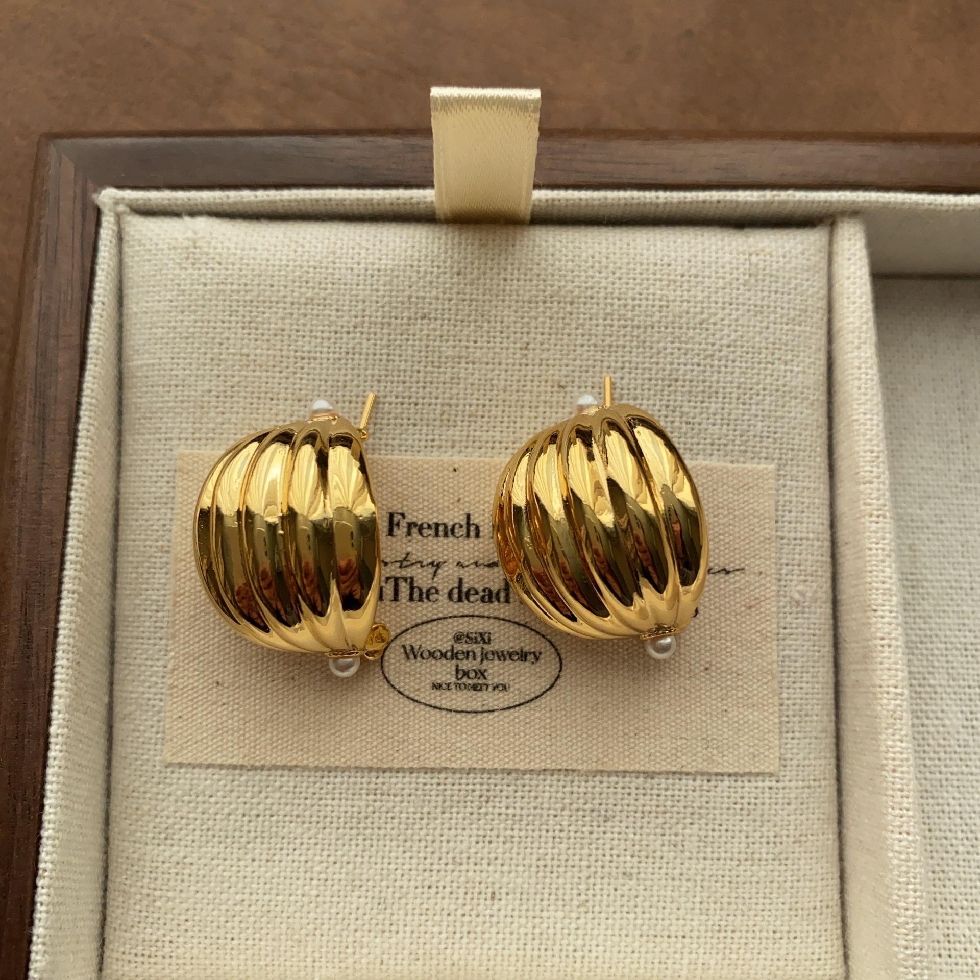 Metal pumpkin-shaped three-dimensional ribbed earrings, light luxury retro fashion high-end artistic personality simple earrings