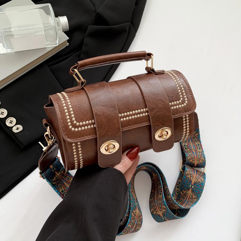 

2025 summer new retro small square bag texture foreign style college style shoulder messenger bag double lock solid color handbag коричневый